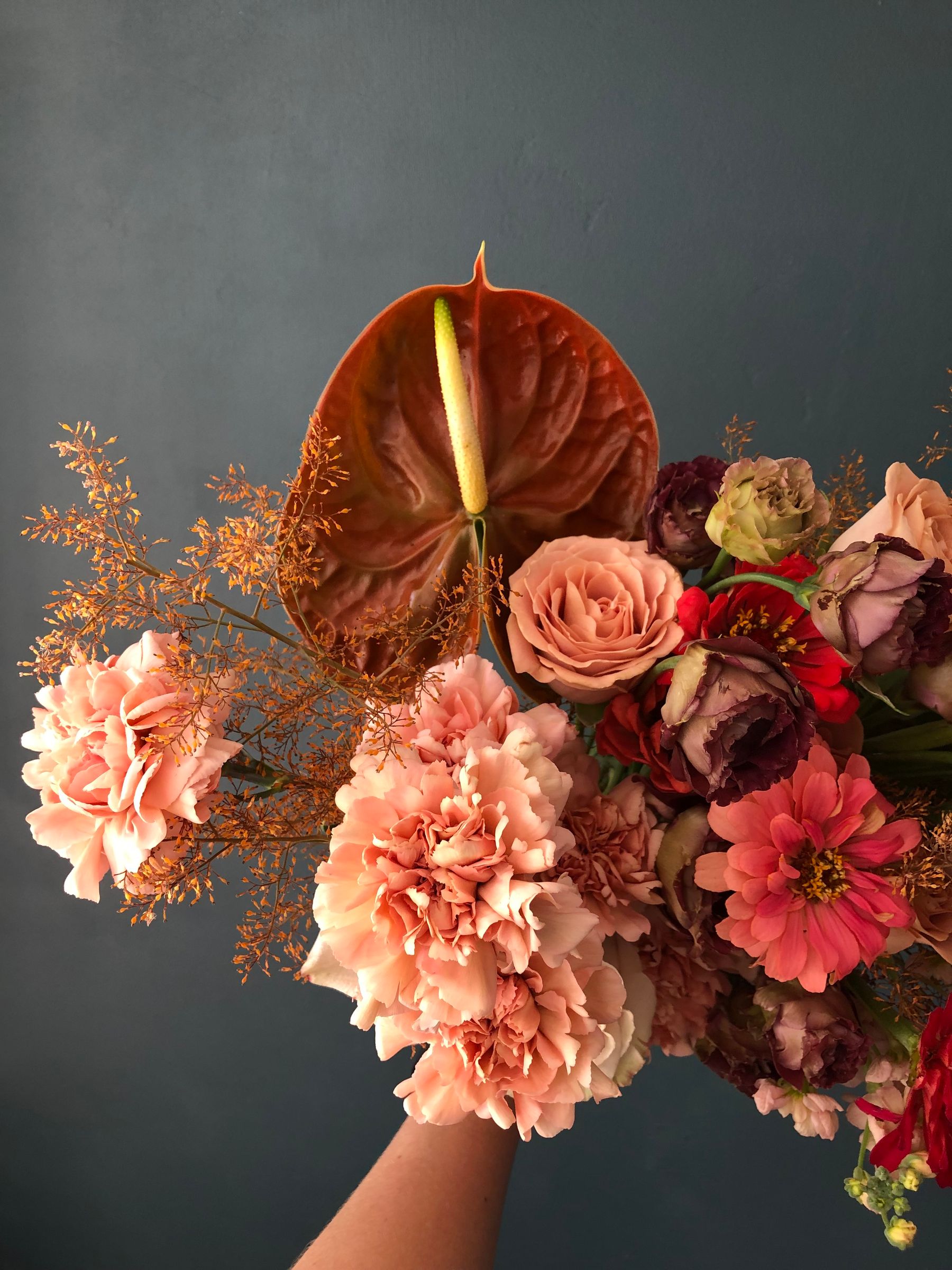 Üppiger Blumenstrauß mit Rosen, Anthurie und saisonalen Blüten aus der Blumenbar in Wien